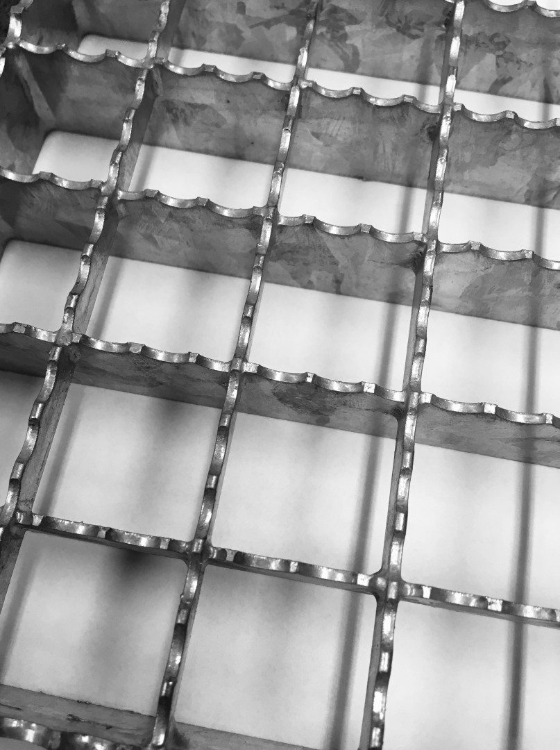 Grating step galvanized 600x240mm mesh size 30x30mm with GLIDING PROTECTION - Kopie - Kopie - Kopie