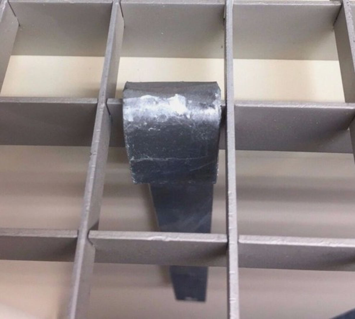 Preview: Gitterrost Lichtschachtsicherung Einhängebügel verzinkt zum Verschrauben 1 Paar = 2 Stück