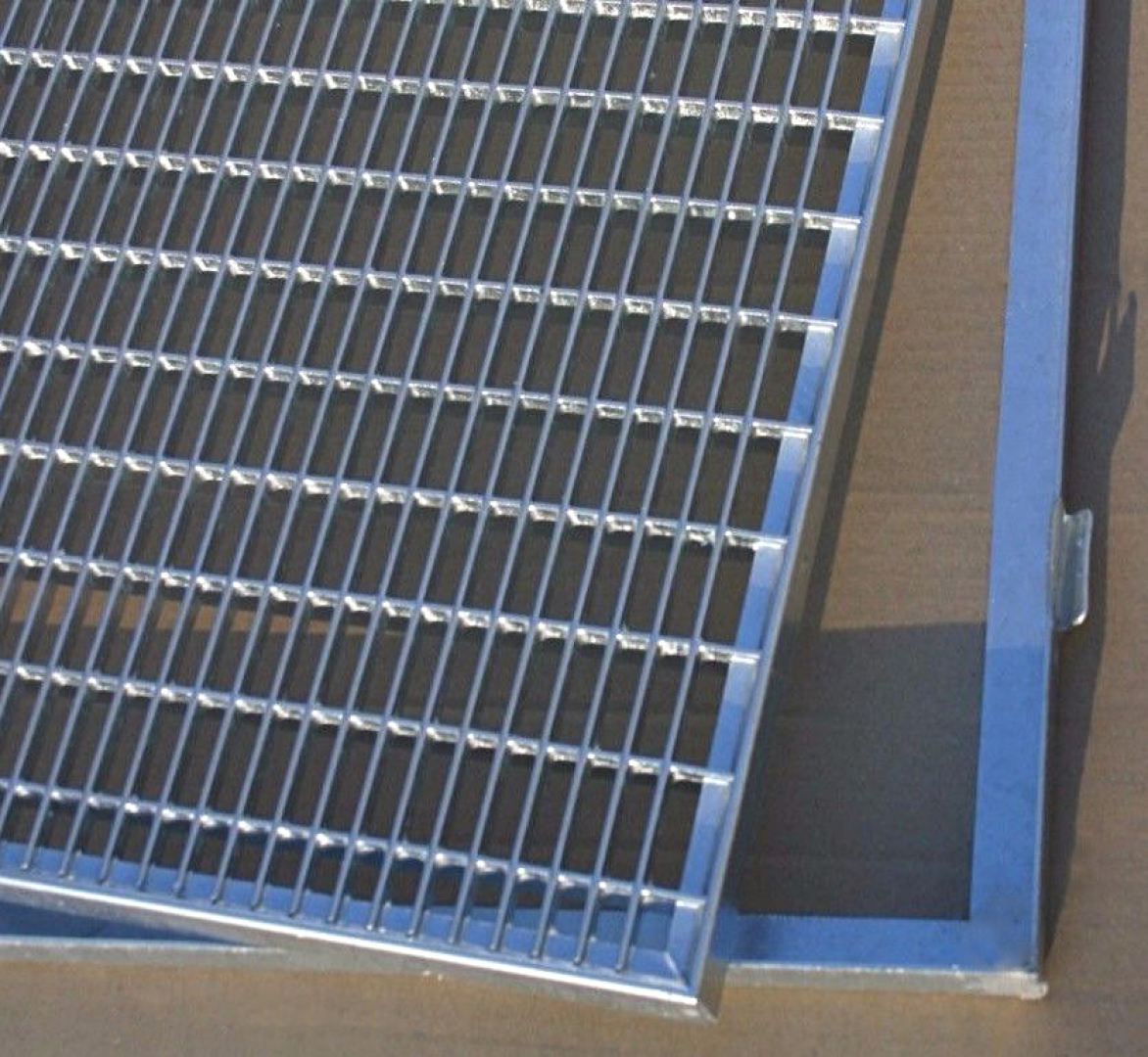 Baunorm grating 490x790mm / 500x800mm galvanized mesh size 30x30mm height 20mm with frame - Kopie - Kopie